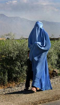 Donna costretta da fanatici religiosi a nascondersi dietro un burqa